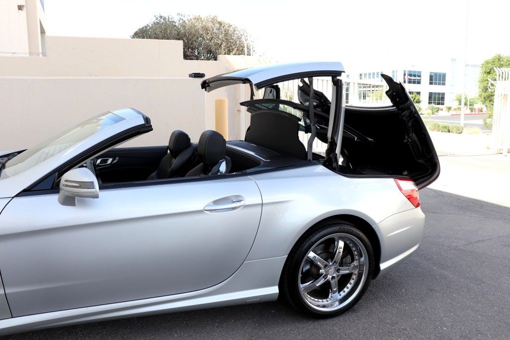 Photo 2 of this MERCEDES-BENZ SL550