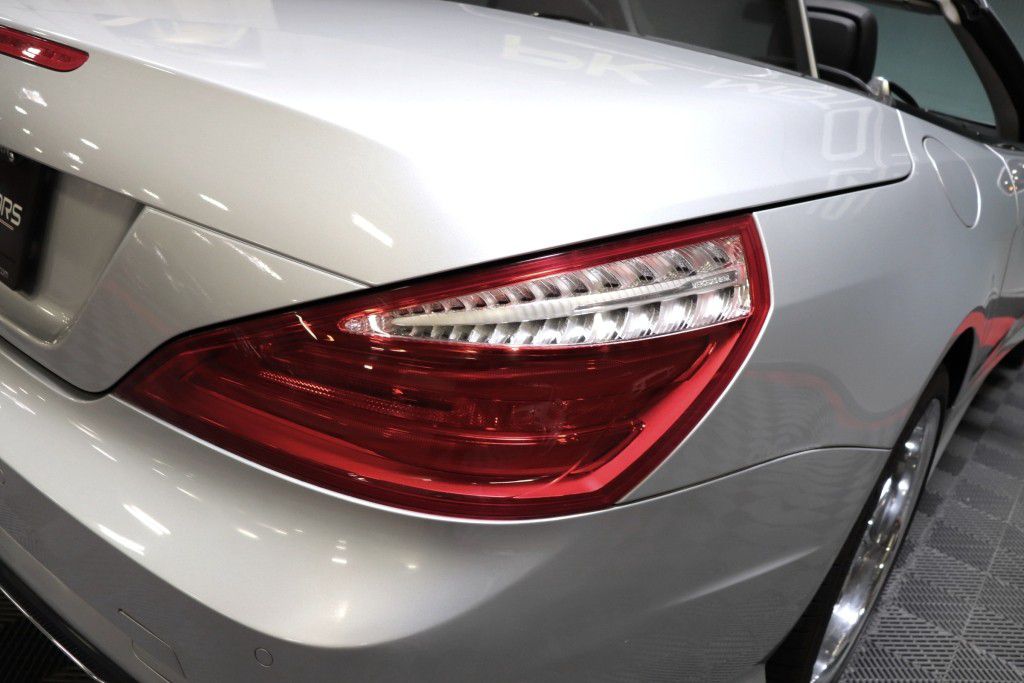 Photo 9 of this MERCEDES-BENZ SL550