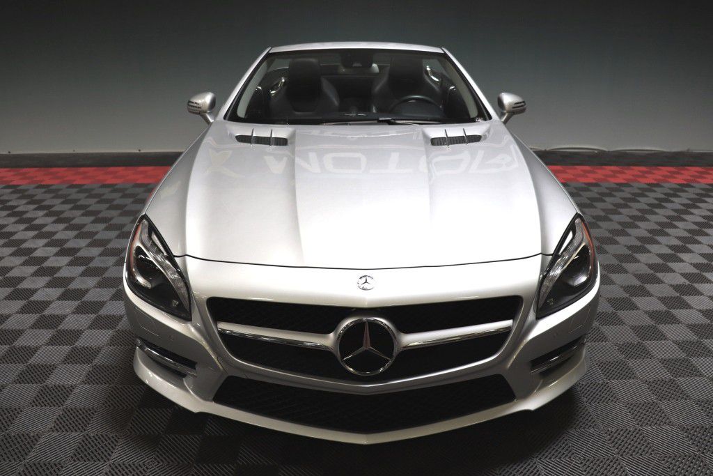 Photo 11 of this MERCEDES-BENZ SL550
