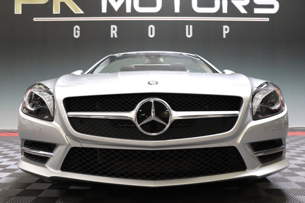 Photo 12 of this MERCEDES-BENZ SL550