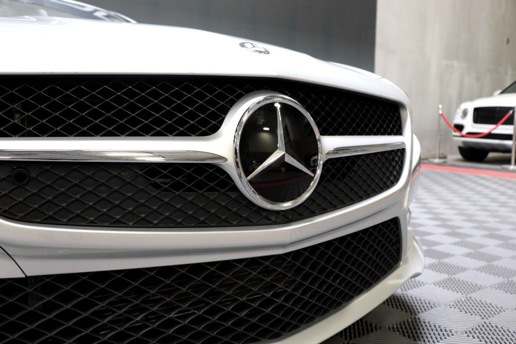 Photo 13 of this MERCEDES-BENZ SL550