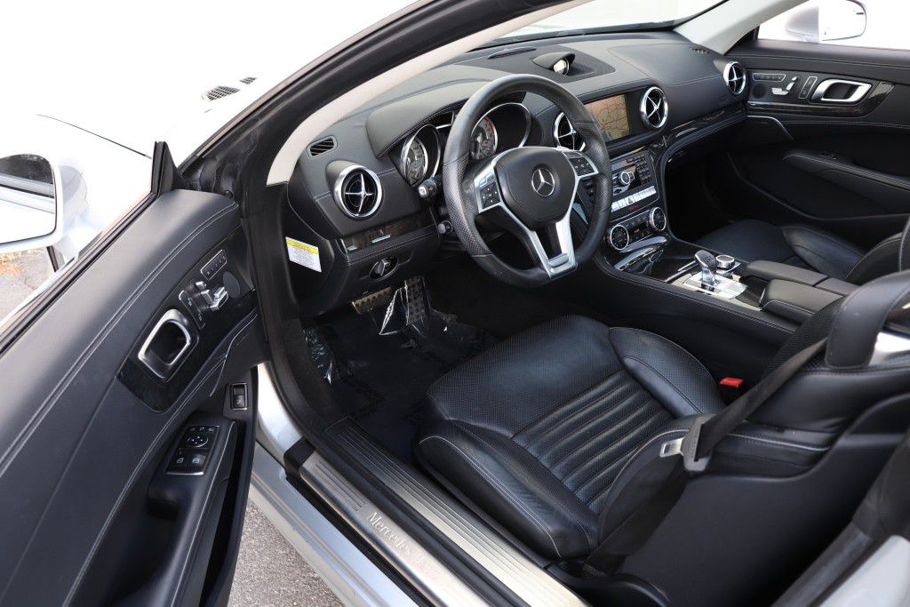 Photo 20 of this MERCEDES-BENZ SL550