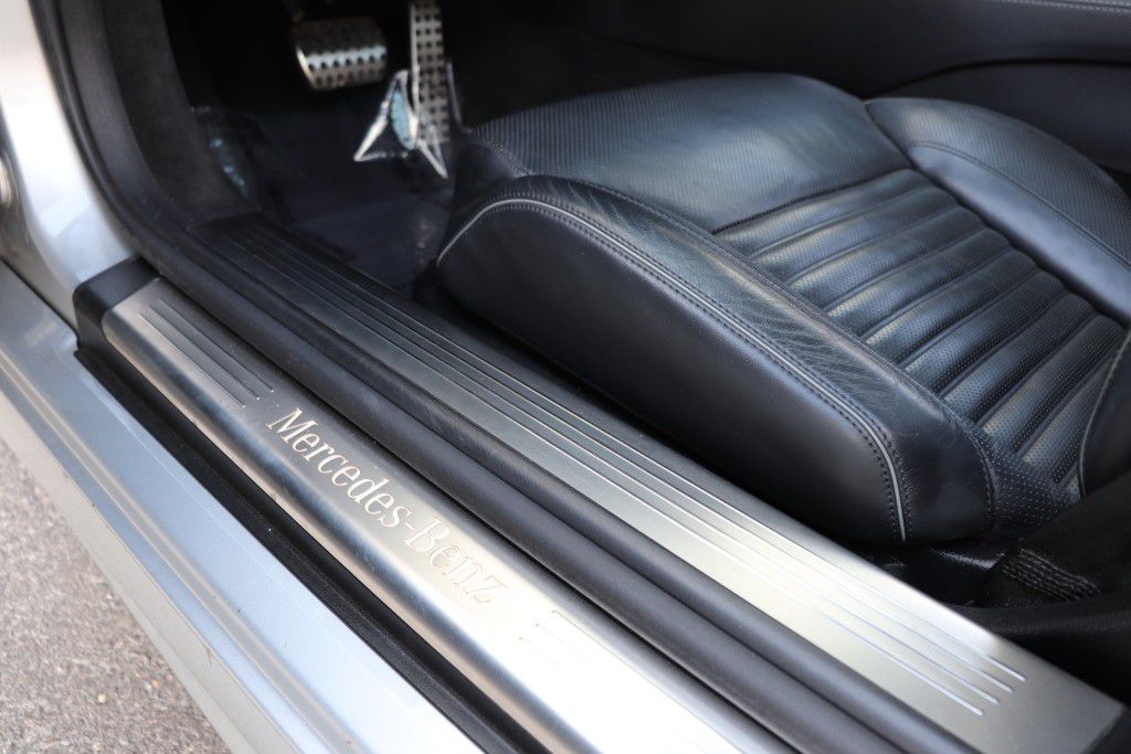 Photo 21 of this MERCEDES-BENZ SL550