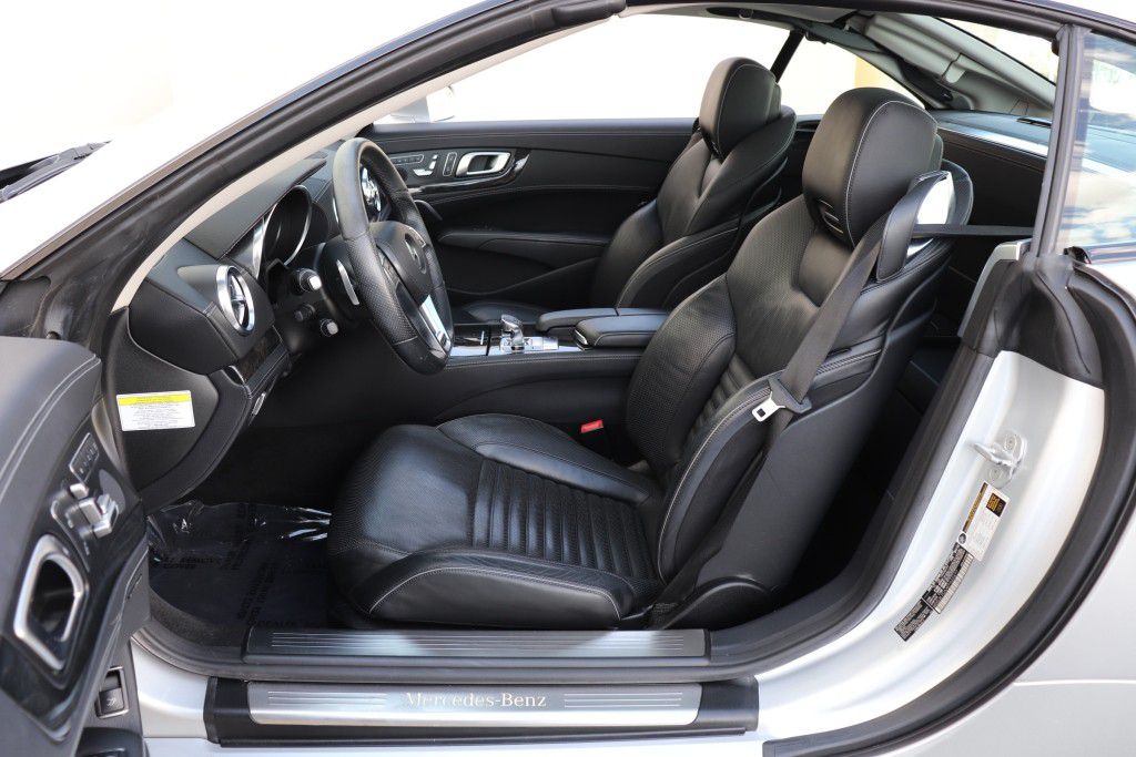 Photo 22 of this MERCEDES-BENZ SL550