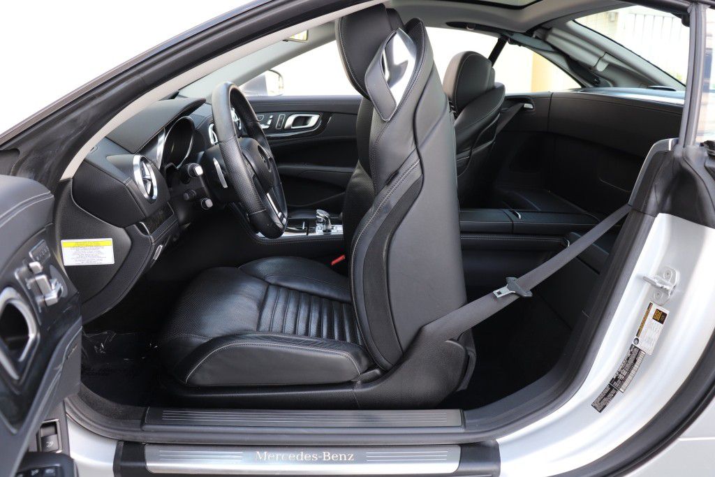 Photo 24 of this MERCEDES-BENZ SL550