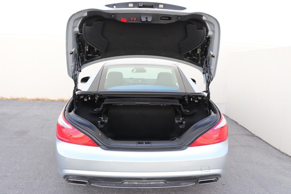 Photo 27 of this MERCEDES-BENZ SL550