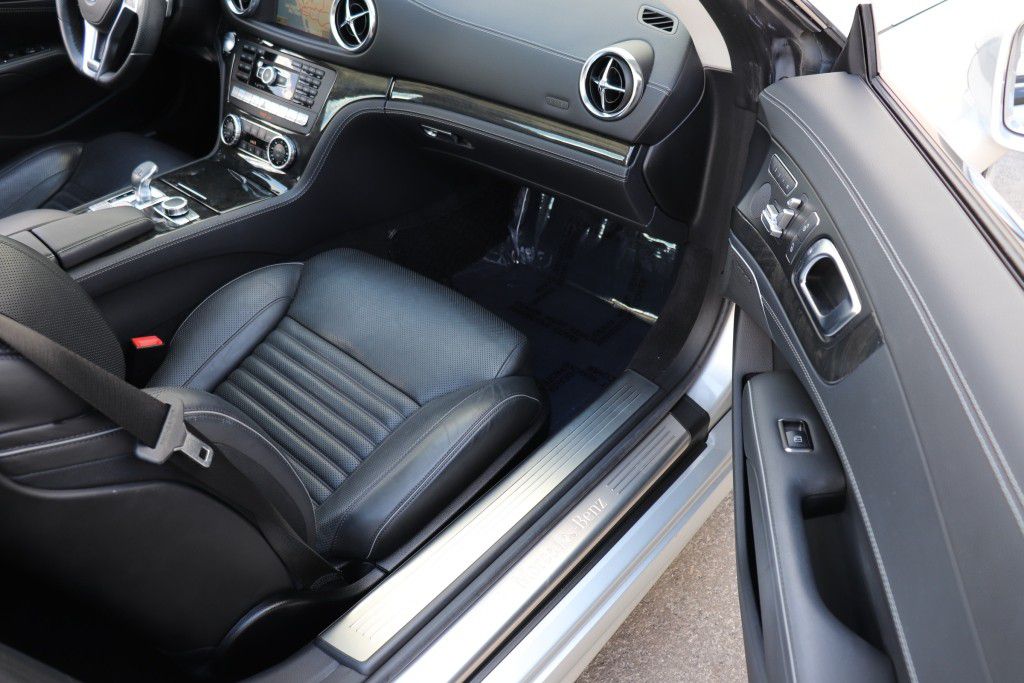 Photo 30 of this MERCEDES-BENZ SL550