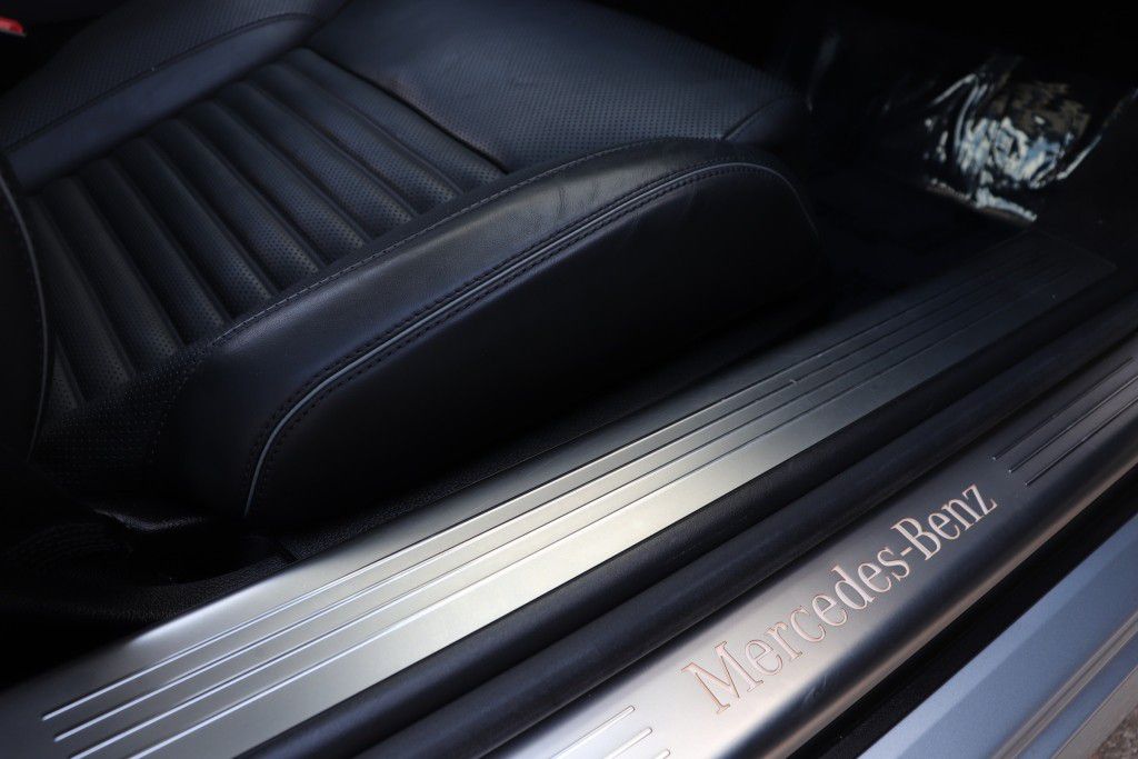 Photo 31 of this MERCEDES-BENZ SL550