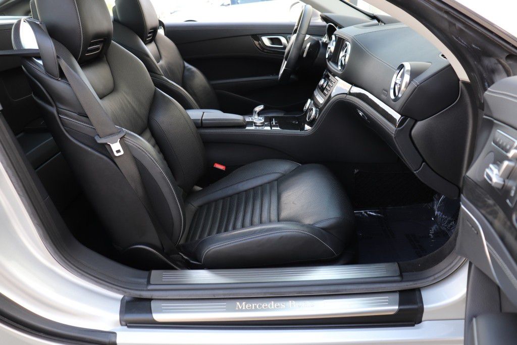 Photo 32 of this MERCEDES-BENZ SL550