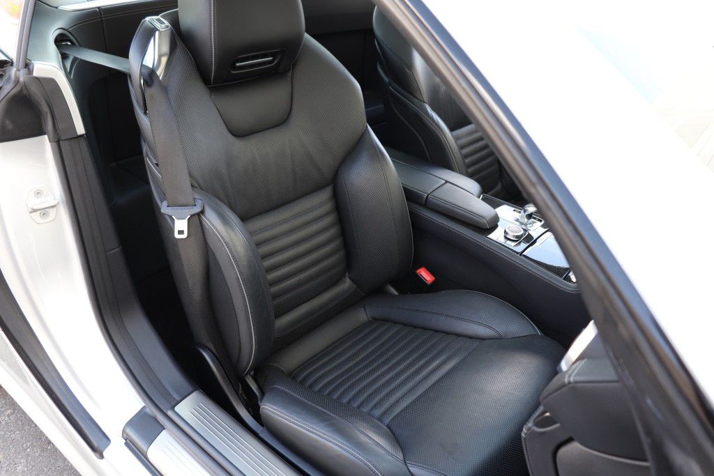 Photo 33 of this MERCEDES-BENZ SL550