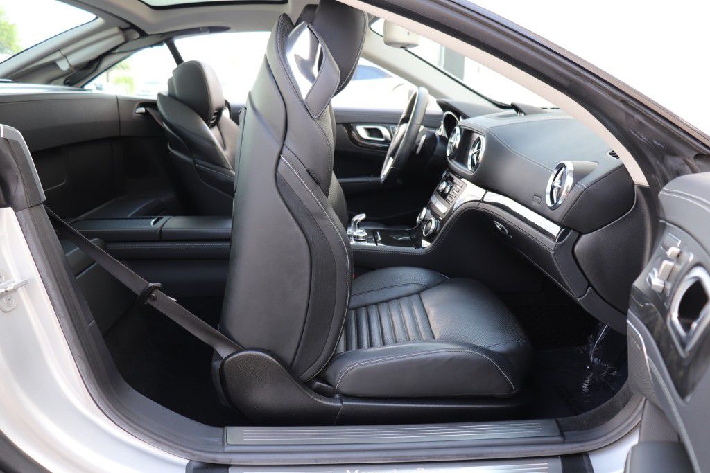 Photo 34 of this MERCEDES-BENZ SL550