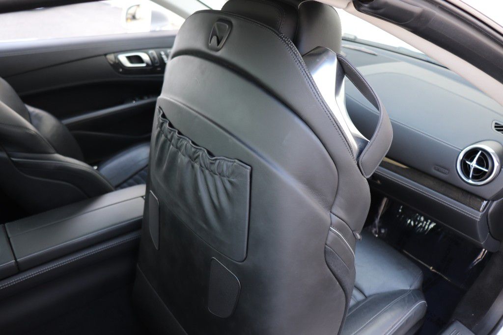 Photo 35 of this MERCEDES-BENZ SL550