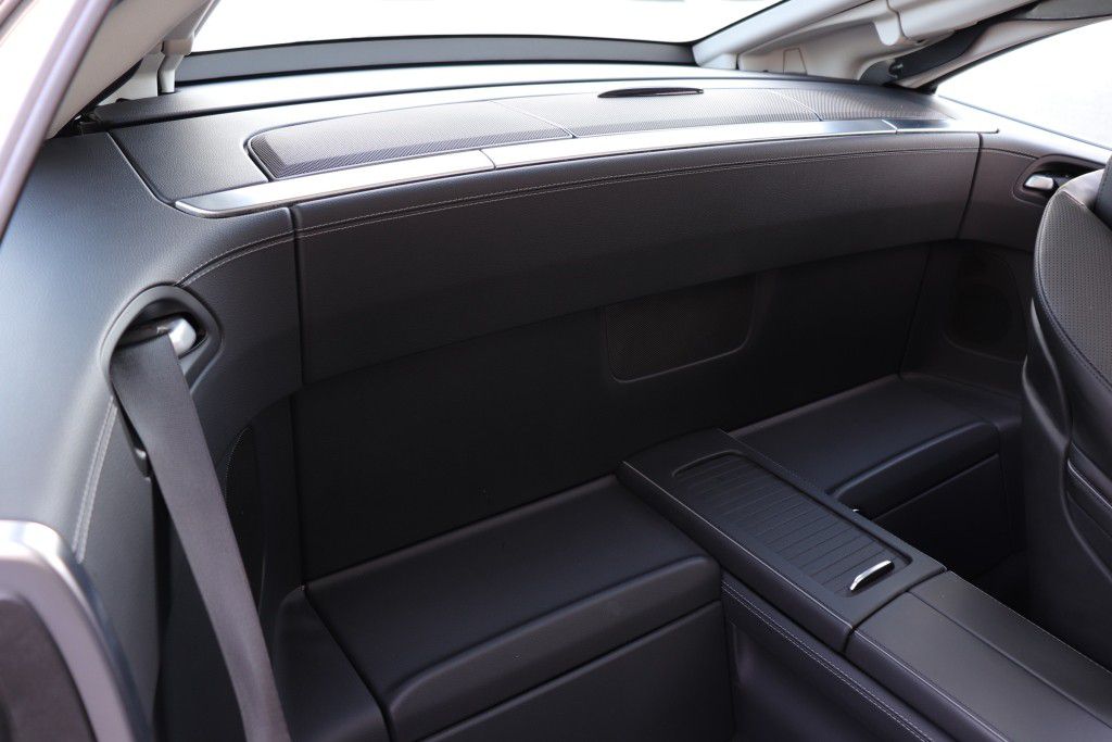 Photo 36 of this MERCEDES-BENZ SL550