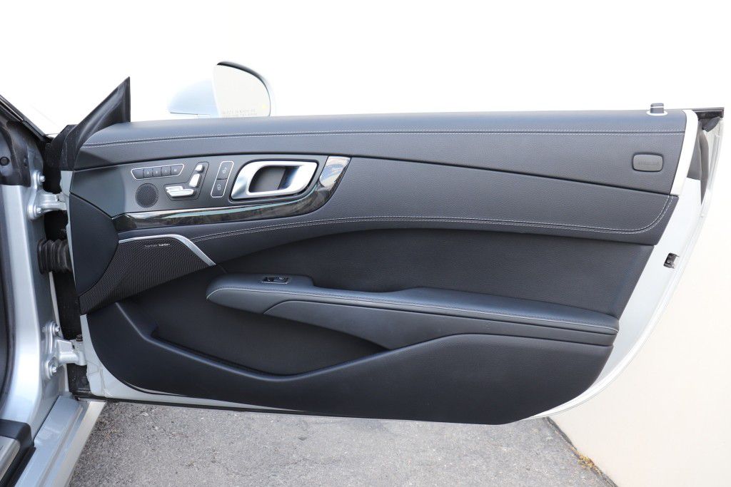 Photo 37 of this MERCEDES-BENZ SL550