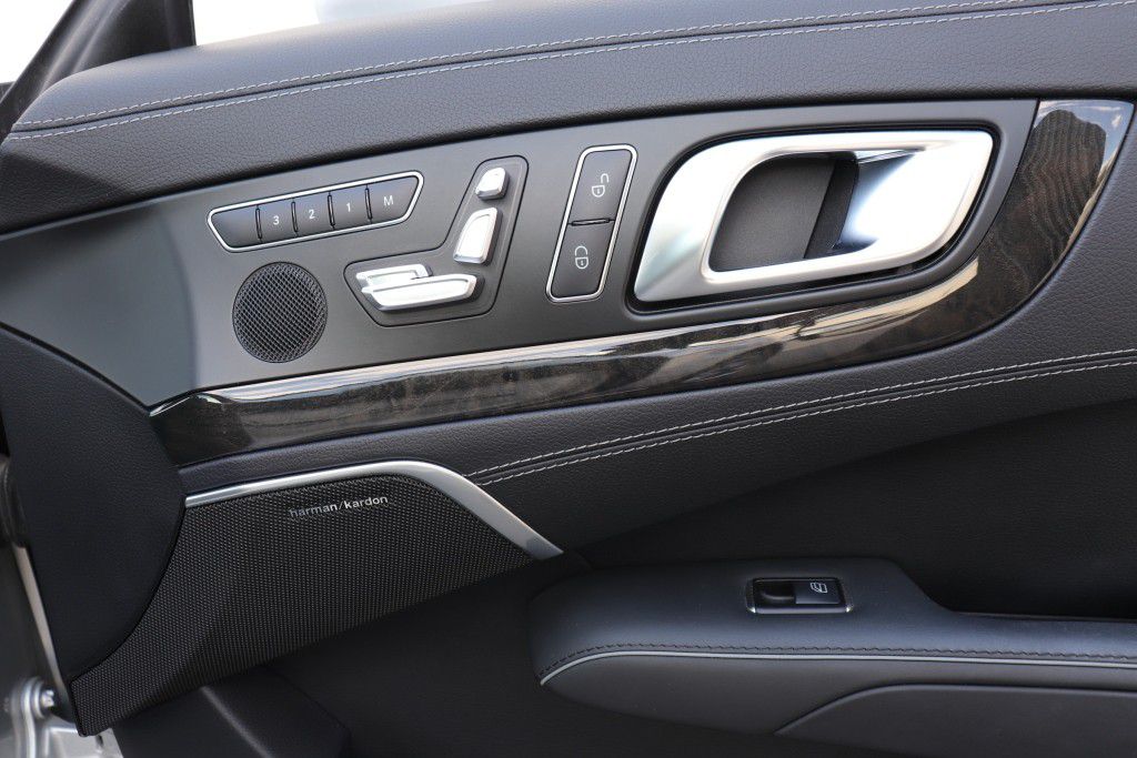 Photo 38 of this MERCEDES-BENZ SL550