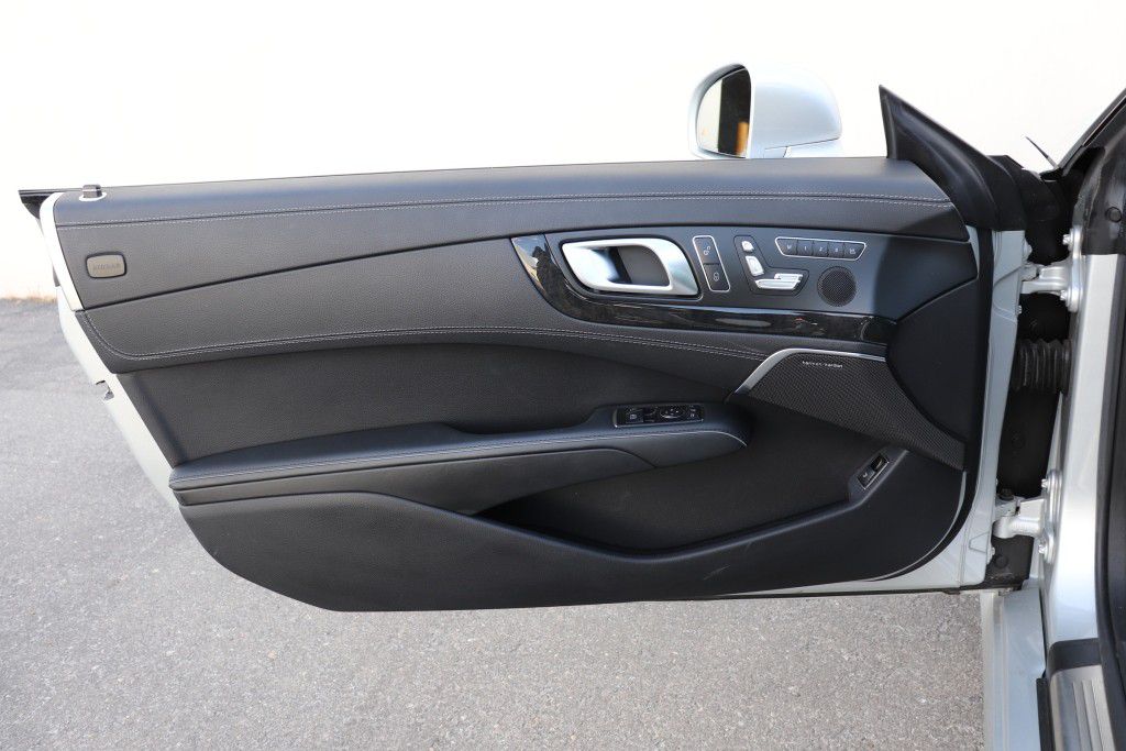 Photo 39 of this MERCEDES-BENZ SL550