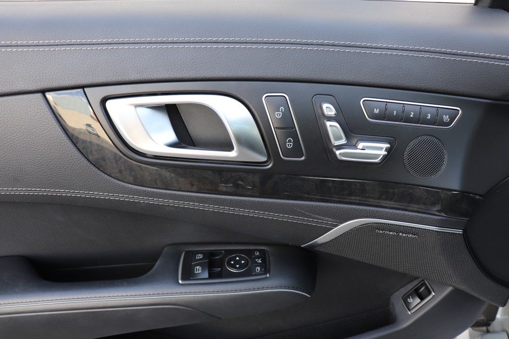 Photo 40 of this MERCEDES-BENZ SL550