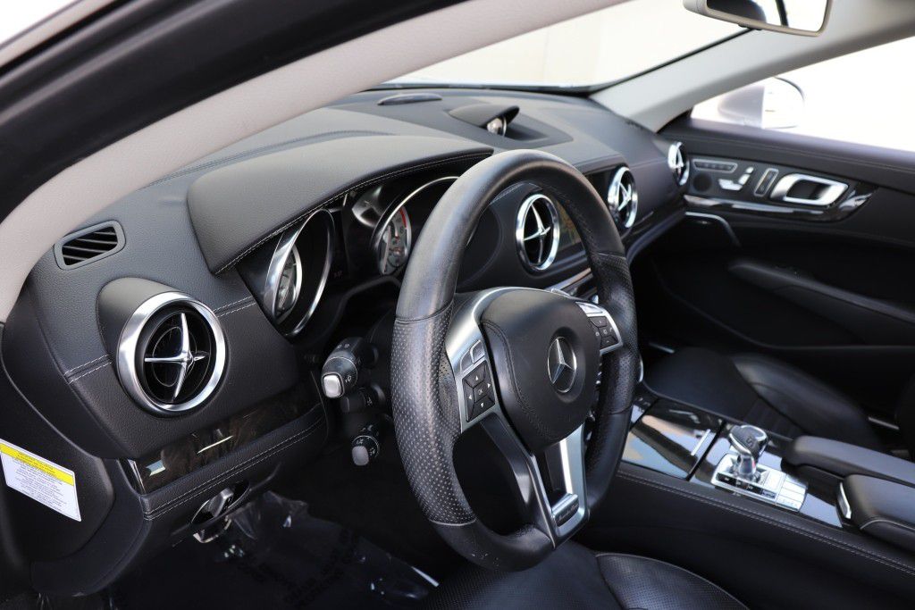 Photo 43 of this MERCEDES-BENZ SL550