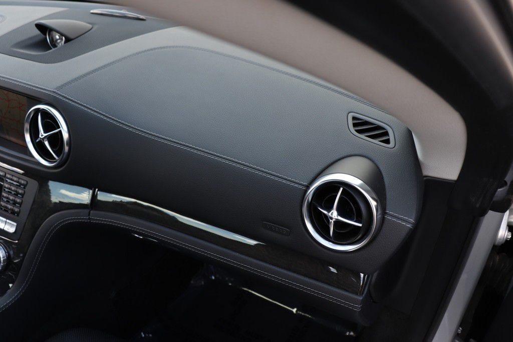 Photo 44 of this MERCEDES-BENZ SL550