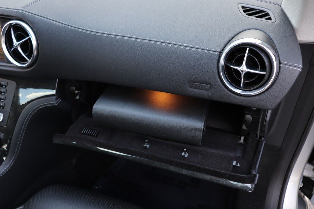 Photo 45 of this MERCEDES-BENZ SL550