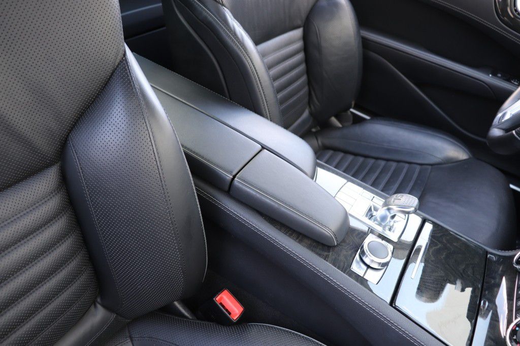 Photo 46 of this MERCEDES-BENZ SL550