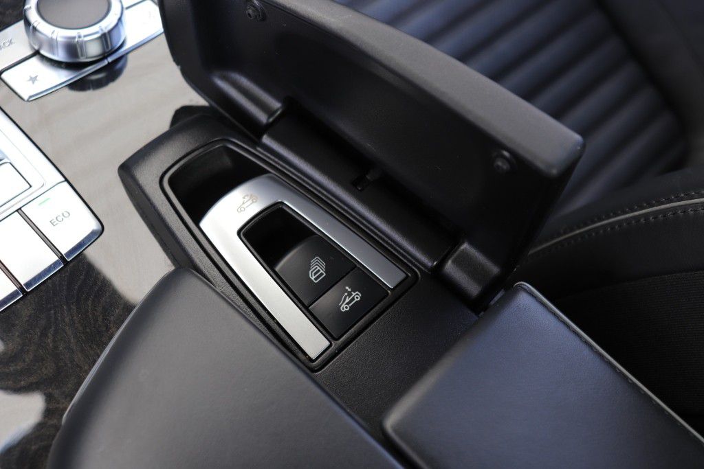Photo 50 of this MERCEDES-BENZ SL550