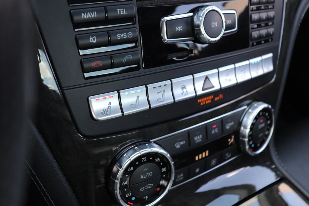 Photo 51 of this MERCEDES-BENZ SL550