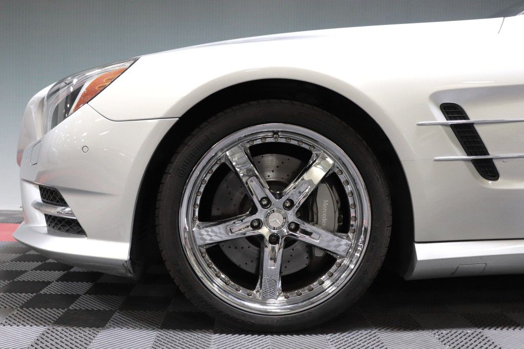 Photo 82 of this MERCEDES-BENZ SL550