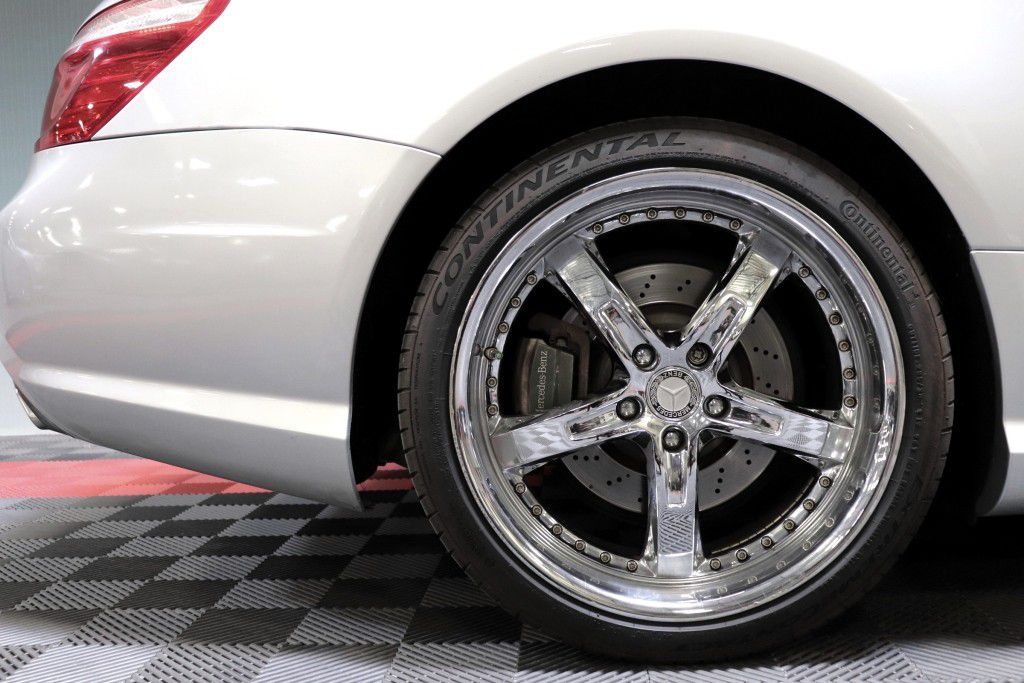 Photo 84 of this MERCEDES-BENZ SL550