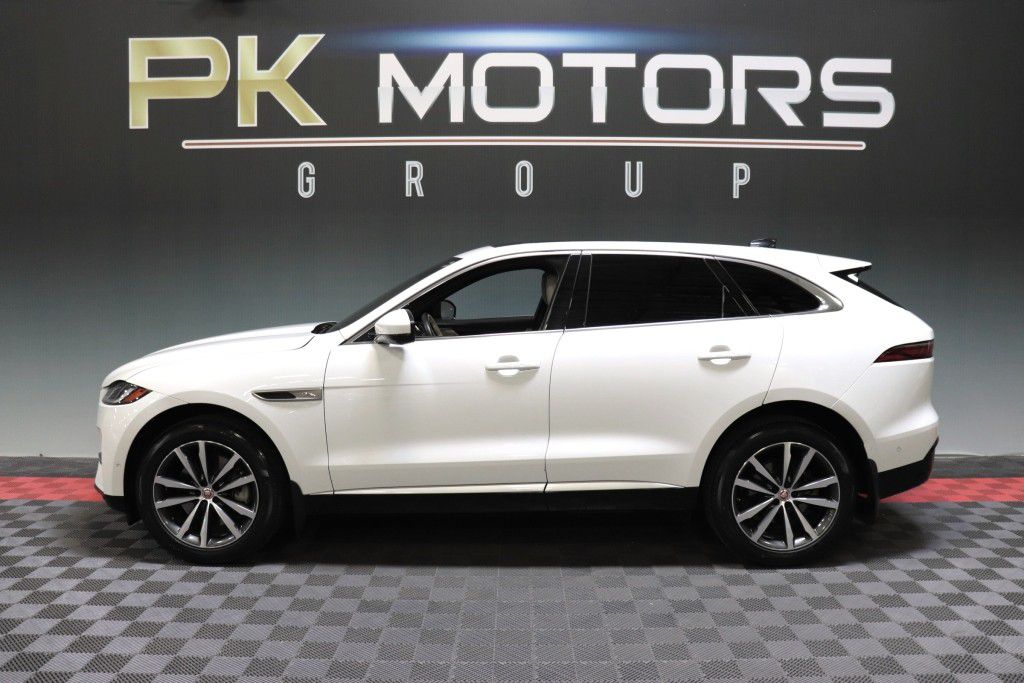 Photo 3 of this JAGUAR F-PACE S