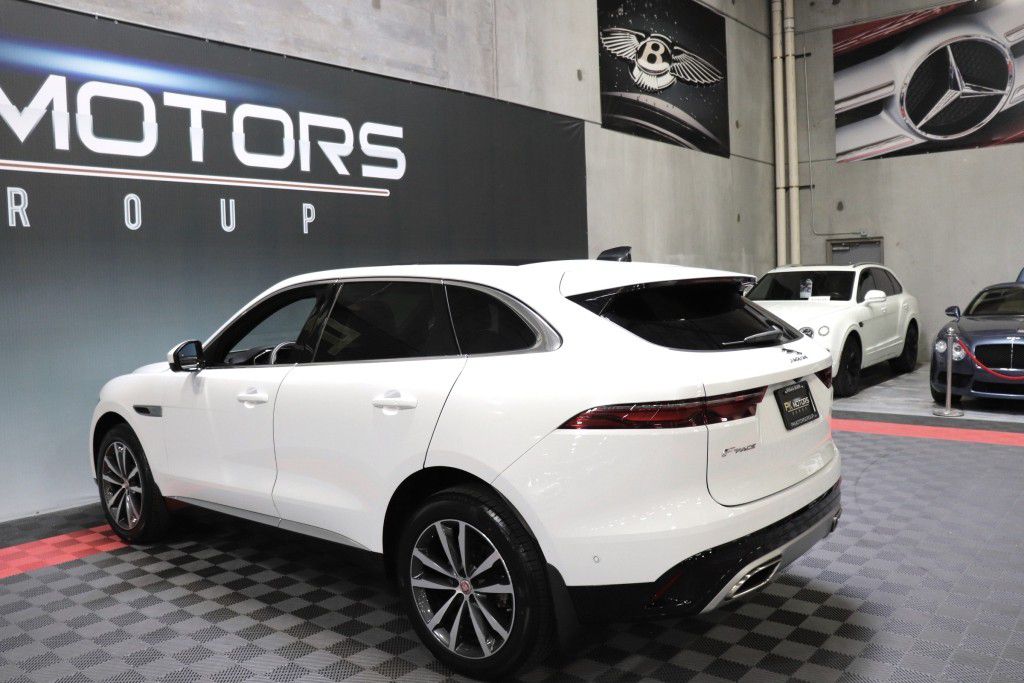 Photo 4 of this JAGUAR F-PACE S