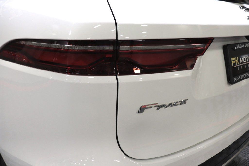 Photo 5 of this JAGUAR F-PACE S