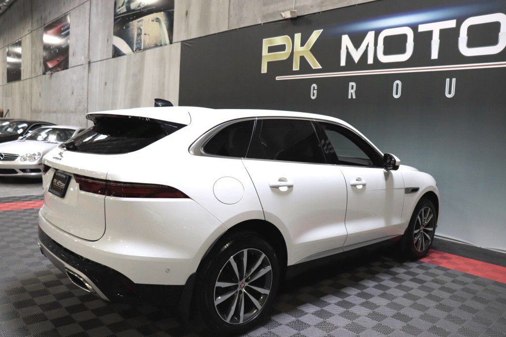 Photo 8 of this JAGUAR F-PACE S