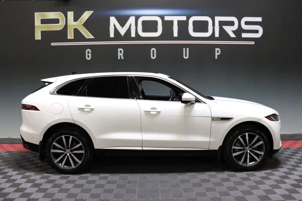 Photo 9 of this JAGUAR F-PACE S