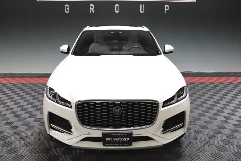 Photo 11 of this JAGUAR F-PACE S