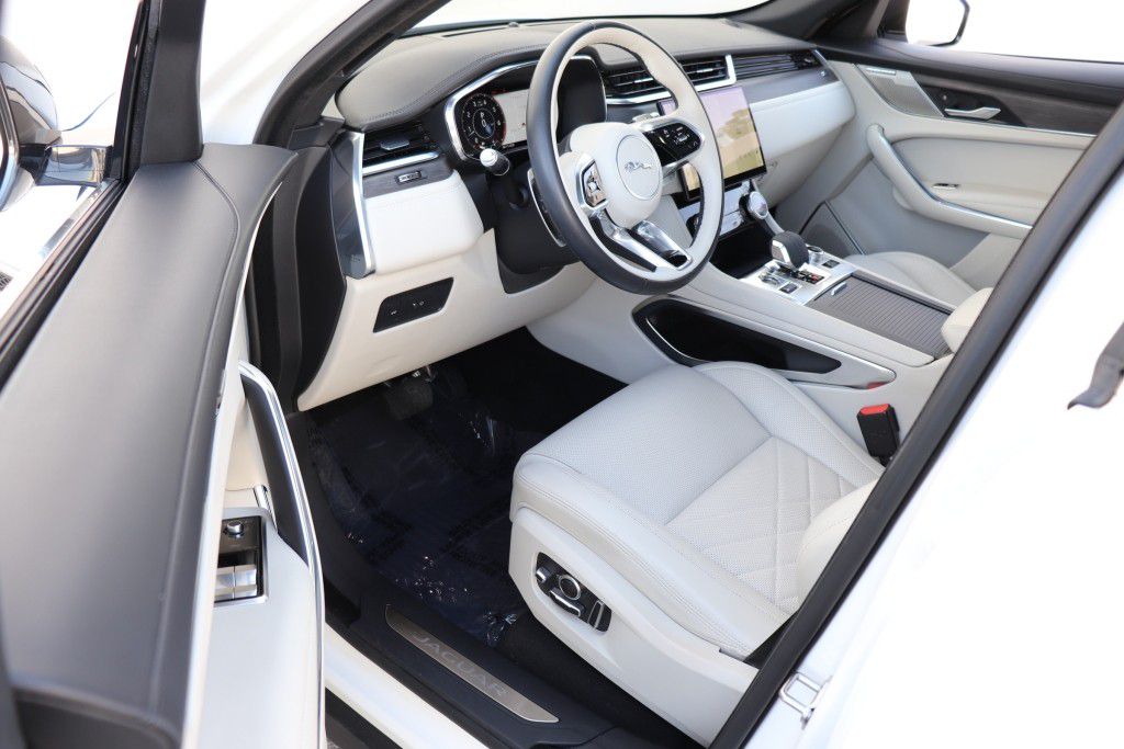 Photo 15 of this JAGUAR F-PACE S
