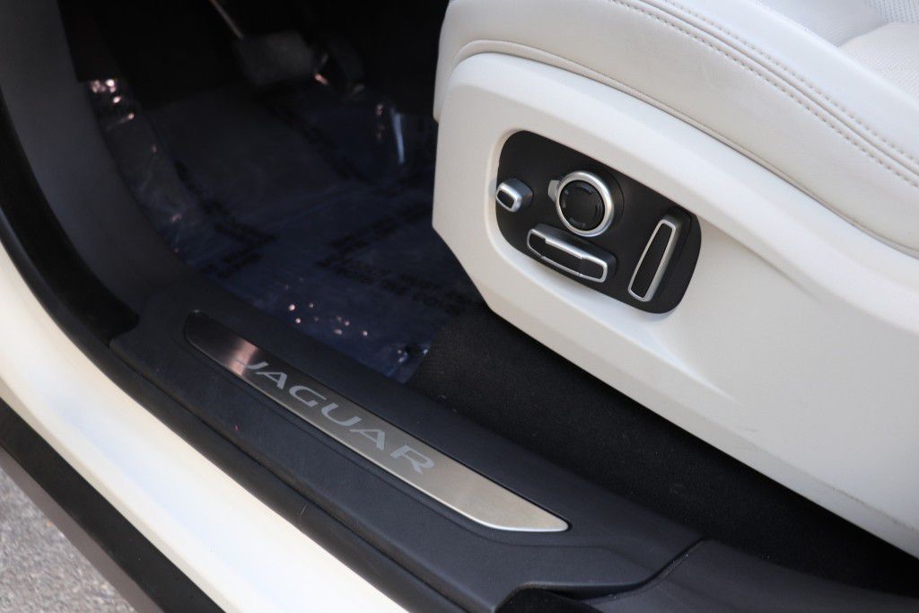 Photo 16 of this JAGUAR F-PACE S