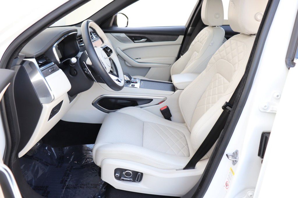 Photo 17 of this JAGUAR F-PACE S