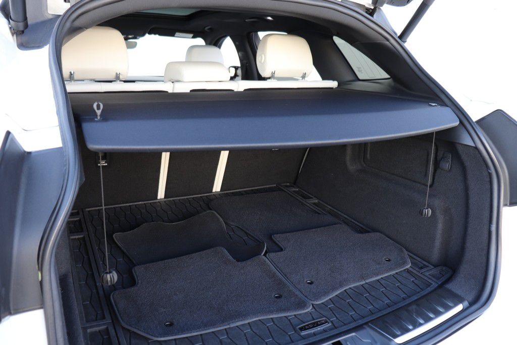 Photo 23 of this JAGUAR F-PACE S