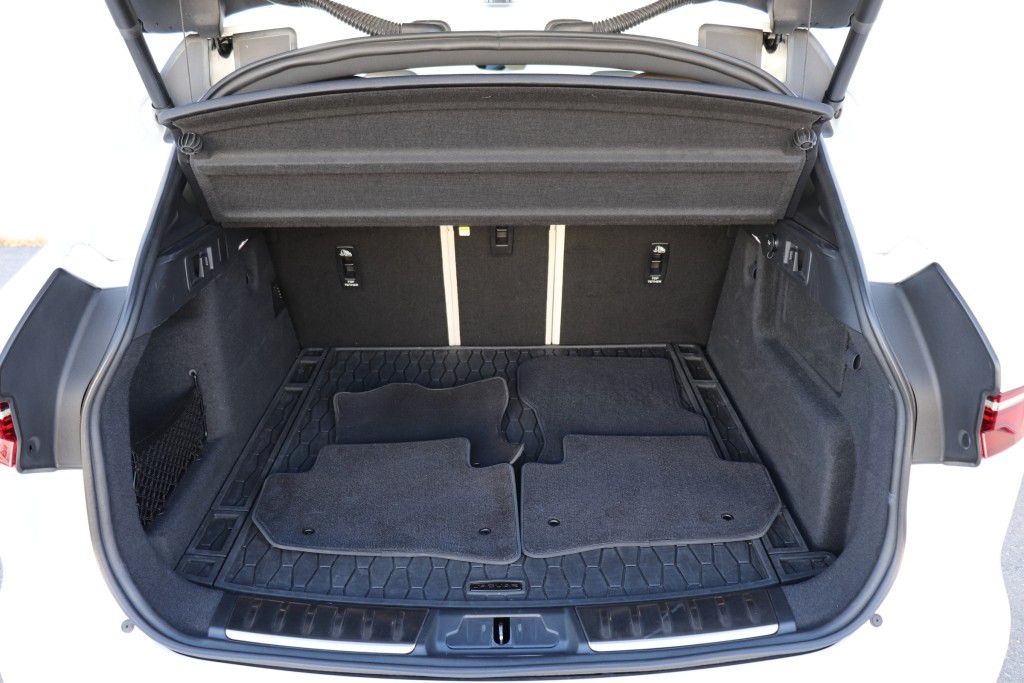 Photo 26 of this JAGUAR F-PACE S