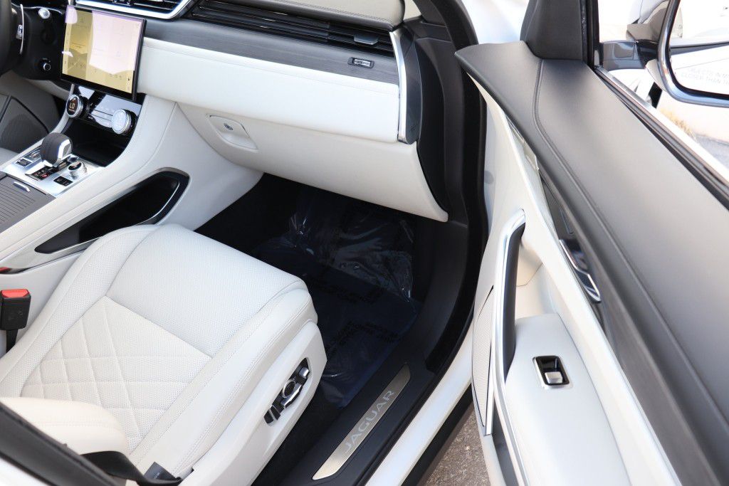 Photo 30 of this JAGUAR F-PACE S
