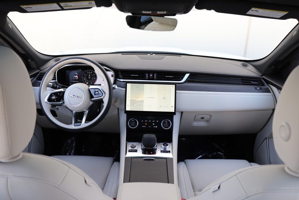 Photo 34 of this JAGUAR F-PACE S