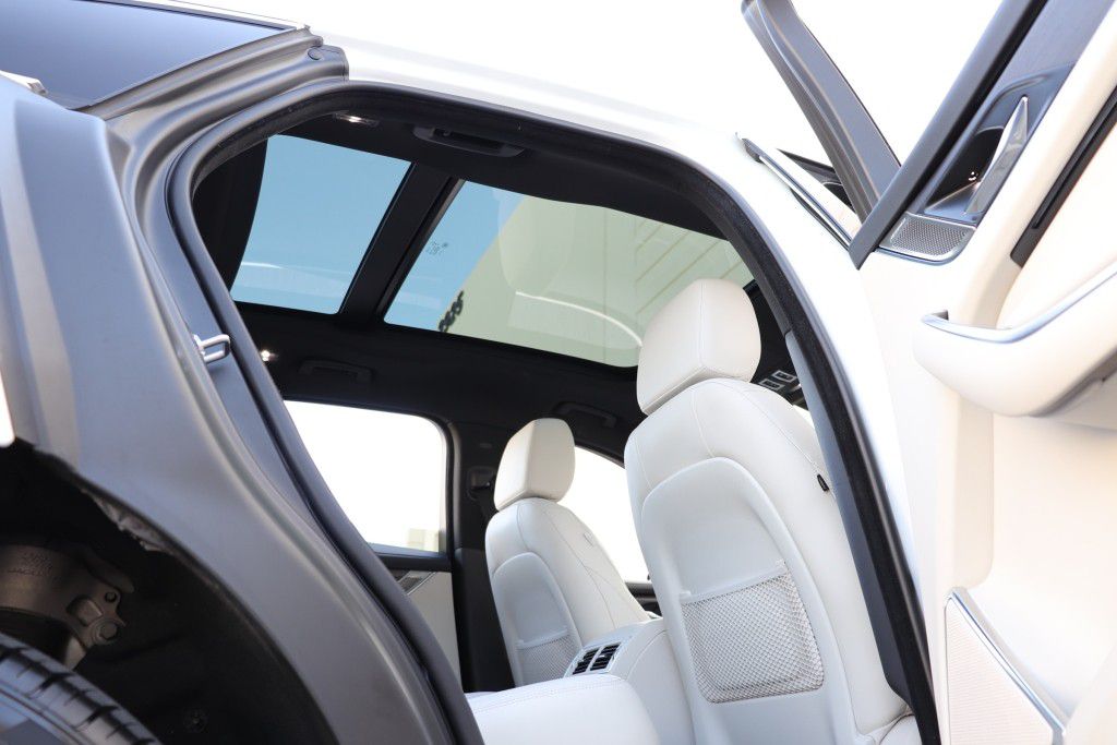 Photo 35 of this JAGUAR F-PACE S