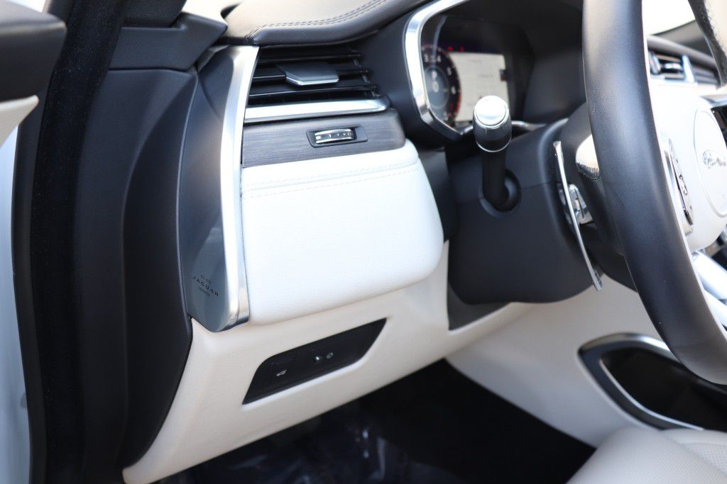 Photo 39 of this JAGUAR F-PACE S