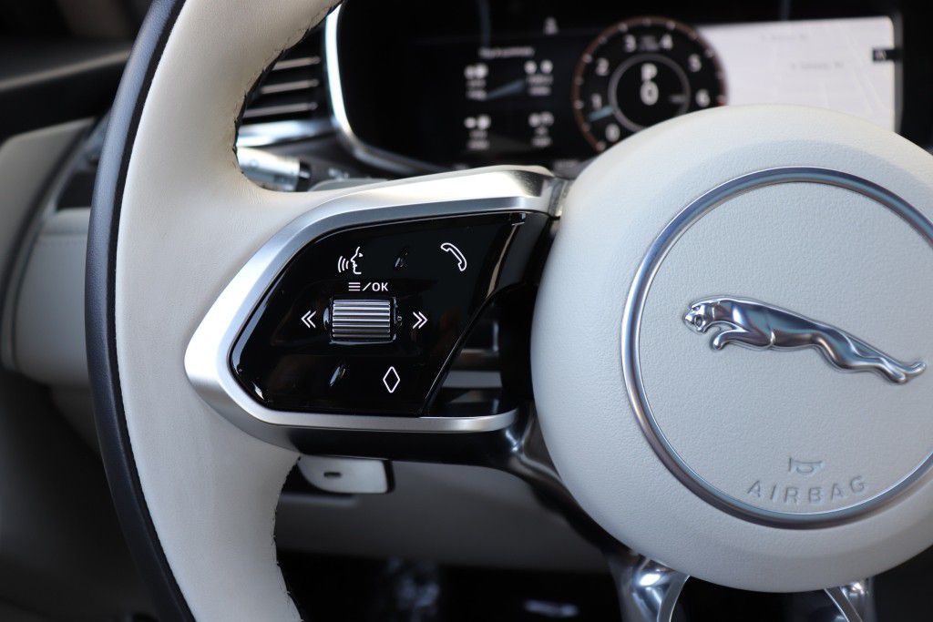 Photo 40 of this JAGUAR F-PACE S