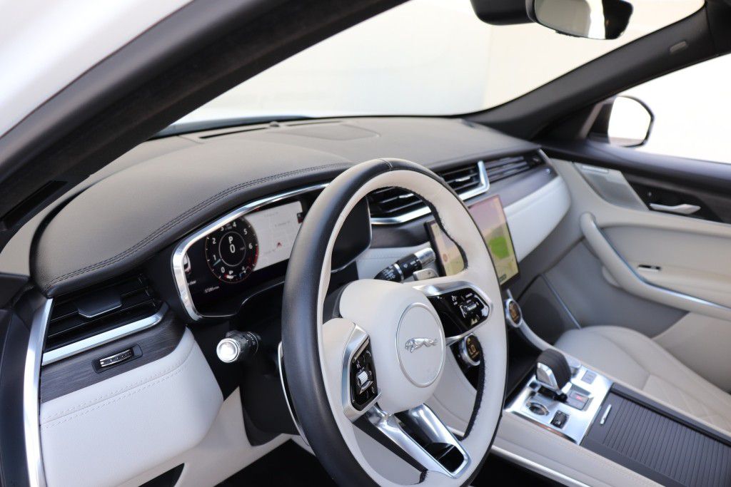 Photo 48 of this JAGUAR F-PACE S