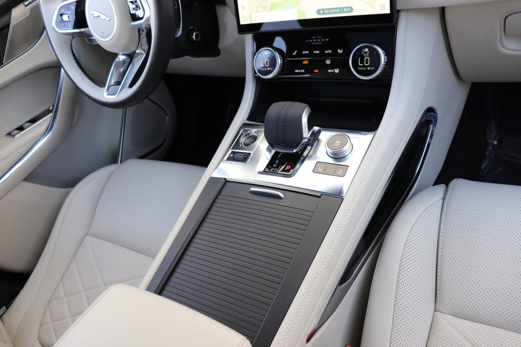 Photo 53 of this JAGUAR F-PACE S