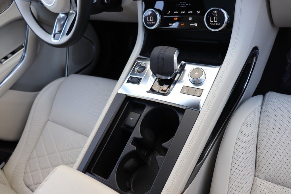 Photo 54 of this JAGUAR F-PACE S