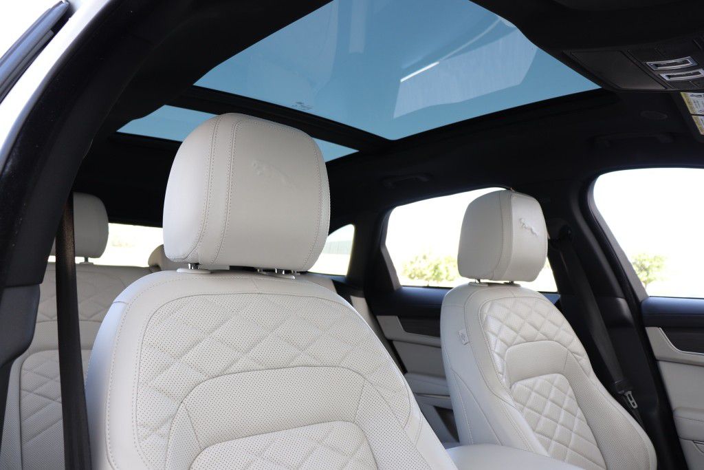 Photo 60 of this JAGUAR F-PACE S