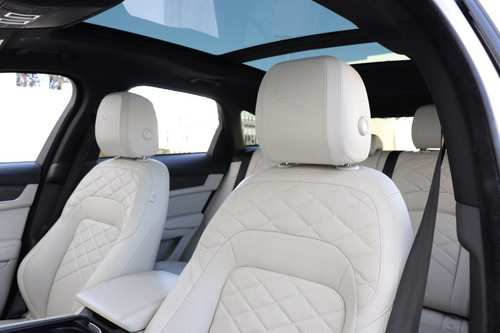 Photo 62 of this JAGUAR F-PACE S
